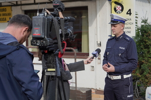 policjanci rozmawiają z dziennikarzami