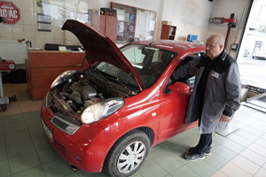 pracownik stacji obsługi pojazdów rozmawia z dziennikarzami