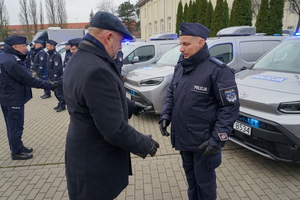 Przekazanie policjantom kluczyków do nowych pojazdów