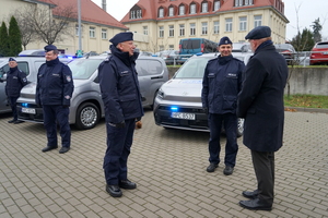 Przekazanie policjantom kluczyków do nowych pojazdów