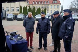 Kierownictwo KWP w Bydgoszczy wraz z Marszalkiem Województwa Kujawsko-Pomorskiego przy nowo przekazanym sprzęcie