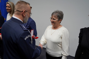 wyróżnieni otrzymują odznaczenia od przedstawiciela związków zawodowych