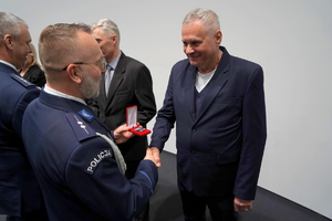 wyróżnieni otrzymują odznaczenia od przedstawiciela związków zawodowych