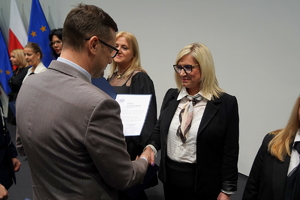 wyróżnieni otrzymują gratulacje od Wojewody