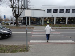 policjant ruchu drogowego podczas działań w pobliżu przejścia dla pieszych przy ulicy Wyszyńskiego we Włocławku