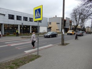 policjant ruchu drogowego podczas działań w pobliżu przejścia dla pieszych przy ulicy Wyszyńskiego we Włocławku