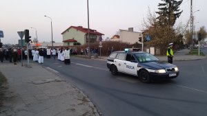 zabezpieczenie przez policjantów procesji odbywających się na terenie Włocławka