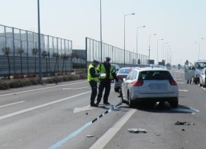 policjant ruchu drogowego wykonujący czynności na miejscu wypadku na obwodnicy kowala, gdzie citroen zderzył się z seatem