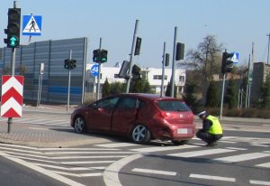 policjant ruchu drogowego wykonujący czynności na miejscu wypadku na obwodnicy kowala, gdzie citroen zderzył się z seatem