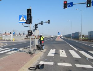 policjant ruchu drogowego wykonujący czynności na miejscu wypadku na obwodnicy kowala, gdzie citroen zderzył się z seatem