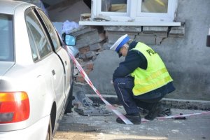 policjant ruchu drogowego wykonujący czynności na miejscu wypadku przy ulicy Stodólnej, gdzie audi uderzyło w ścianę budynku