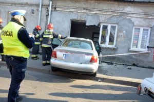 policjant ruchu drogowego wykonujący czynności na miejscu wypadku przy ulicy Stodólnej, gdzie audi uderzyło w ścianę budynku