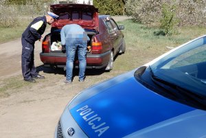 policjant ruchu drogowego w czasie kontroli wyposażenia obowiązkowego pojazdu