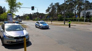 Zabezpieczenie przez policjantów pikniku i przejazdu motocykli ulicami Włocławka