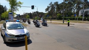 Zabezpieczenie przez policjantów pikniku i przejazdu motocykli ulicami Włocławka