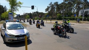 Zabezpieczenie przez policjantów pikniku i przejazdu motocykli ulicami Włocławka