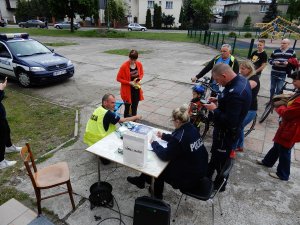 Znakowanie rowerów przez policjantów przy Szkole Podstawowej nr 20 we Włocławku