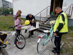 Znakowanie rowerów przez policjantów przy Szkole Podstawowej nr 20 we Włocławku