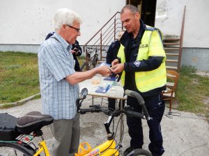 Znakowanie rowerów przez policjantów przy Szkole Podstawowej nr 20 we Włocławku