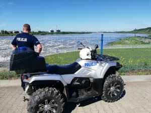 Policjanci pilnują bezpieczeństwa przeciwpowodziowego