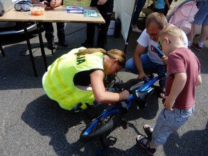 Znakowanie rowerów przez policjantów podczas pikniku w Choceniu