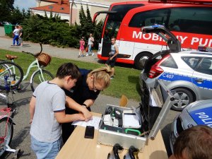 Znakowanie rowerów przez policjantów podczas pikniku w Choceniu