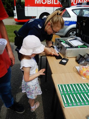 Znakowanie rowerów przez policjantów podczas pikniku w Choceniu