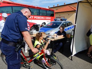 Znakowanie rowerów przez policjantów podczas pikniku w Choceniu