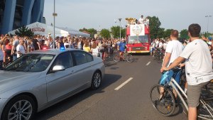 Policjanci zabezpieczali przejazdu otwartego autobusu z zawodnikami drużyny koszykówki odbywającego się ulicami Włocławka