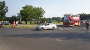 Policjanci zabezpieczali przejazdu otwartego autobusu z zawodnikami drużyny koszykówki odbywającego się ulicami Włocławka