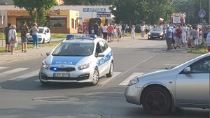 Policjanci zabezpieczali przejazdu otwartego autobusu z zawodnikami drużyny koszykówki odbywającego się ulicami Włocławka