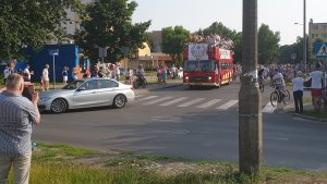 Policjanci zabezpieczali przejazdu otwartego autobusu z zawodnikami drużyny koszykówki odbywającego się ulicami Włocławka