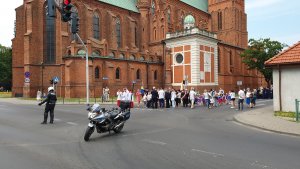 Zabezpieczenie policjantów ruchu drogowego procesji Bożego Ciała odbywającej się ulicami Włocławka