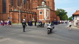 Zabezpieczenie policjantów ruchu drogowego procesji Bożego Ciała odbywającej się ulicami Włocławka