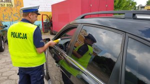 Kontrola pojazdów w ruchu drogowym na ulicy Toruńskiej we Włocławku realizowana przez funkcjonariuszy ruch drogowego