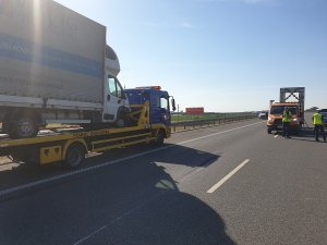 Zdjęcie ilustruje pracę policjantów podczas wykonywanych czynności na autostradzie