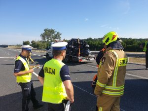 Zdjęcie ilustruje pracę policjantów podczas wykonywanych czynności na autostradzie