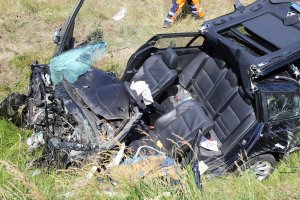 Zdjęcie ilustruje uszkodzony pojazd podczas wypadku na autostradzie