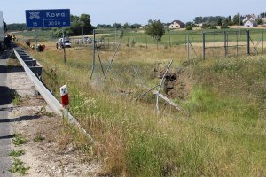 Zdjęcie pokazuje części samochodu rozrzucone podczas wypadku na autostradzie