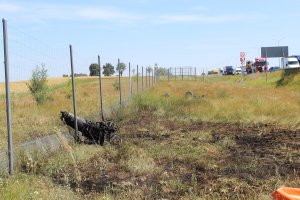 Zdjęcie pokazuje części samochodu rozrzucone podczas wypadku na autostradzie