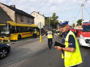 Zdjęcie pokazuje pracę policjantów na miejscu wypadku z udziałem samochodu osobowego i autobusu komunikacji miejskiej