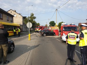 Zdjęcie pokazuje pracę policjantów na miejscu wypadku z udziałem samochodu osobowego i autobusu komunikacji miejskiej