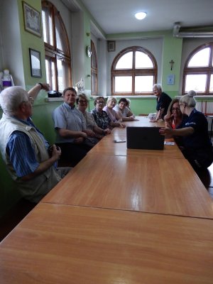 Zdjęcie wszystkich uczestników spotkania profilaktycznego poświęconego zapobieganiu przestępstwom na tzw. wnuczka