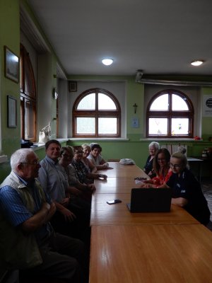 Zdjęcie wszystkich uczestników spotkania profilaktycznego poświęconego zapobieganiu przestępstwom na tzw. wnuczka