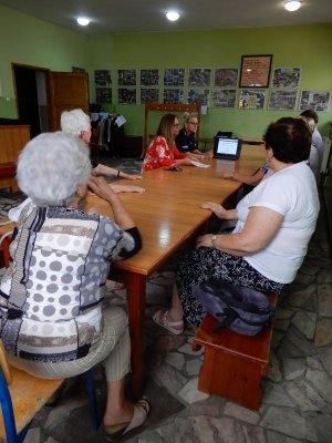 Zdjęcie wszystkich uczestników spotkania profilaktycznego poświęconego zapobieganiu przestępstwom na tzw. wnuczka