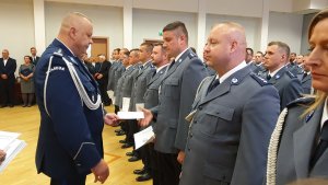 Zdjęcie ilustruje uroczystości związane z Świętem Policji, które odbyły się w Urzędzie Miasta we Włocławku. Akty mianowania na wyższe stopnie policyjne wręcza Komendanta Wojewódzki Policji w Bydgoszczy insp. Paweł Spychała