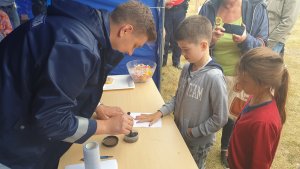 Zdjęcie ilustruje mundurowych podczas wspólnego pikniku Starostwa Powiatowego i Policjantów w ramach Święta Powiatu i 100-lecia powstania Policji Państwowej