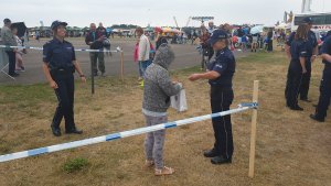 Zdjęcie ilustruje mundurowych podczas wspólnego pikniku Starostwa Powiatowego i Policjantów w ramach Święta Powiatu i 100-lecia powstania Policji Państwowej