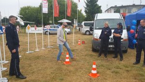 Zdjęcie ilustruje mundurowych podczas wspólnego pikniku Starostwa Powiatowego i Policjantów w ramach Święta Powiatu i 100-lecia powstania Policji Państwowej