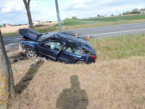 Zdjęcie pokazuje zdarzenie drogowe, gdzie pojazd marki renault uderzył w przepust melioracyjny. Do zdarzenia doszło na drodze krajowej 91 w pobliżu miejscowości Siutkówek w powiecie włocławskim